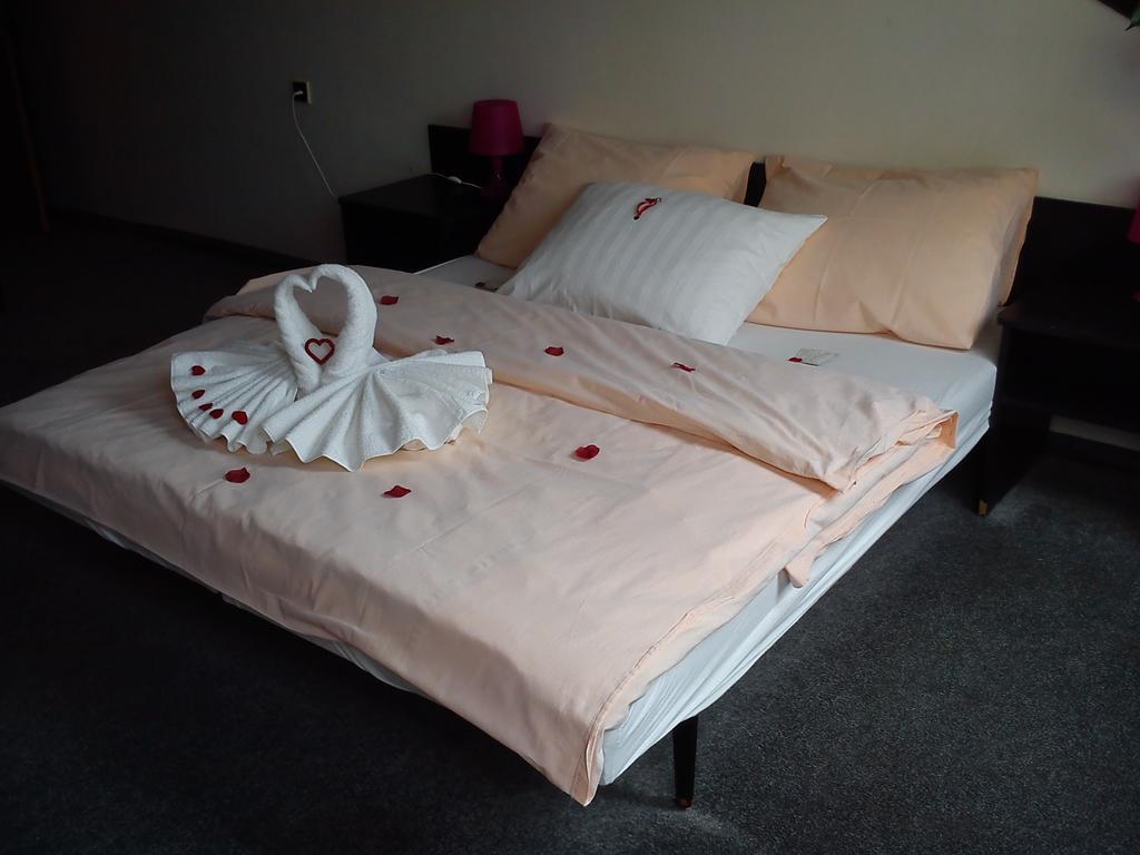 ברנו Hotel Pyramida מראה חיצוני תמונה