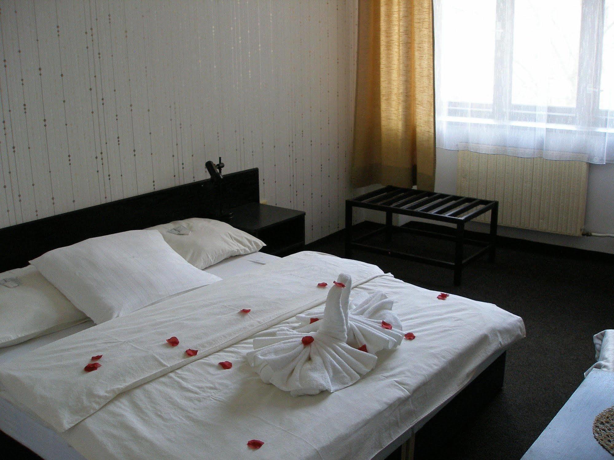 ברנו Hotel Pyramida מראה חיצוני תמונה