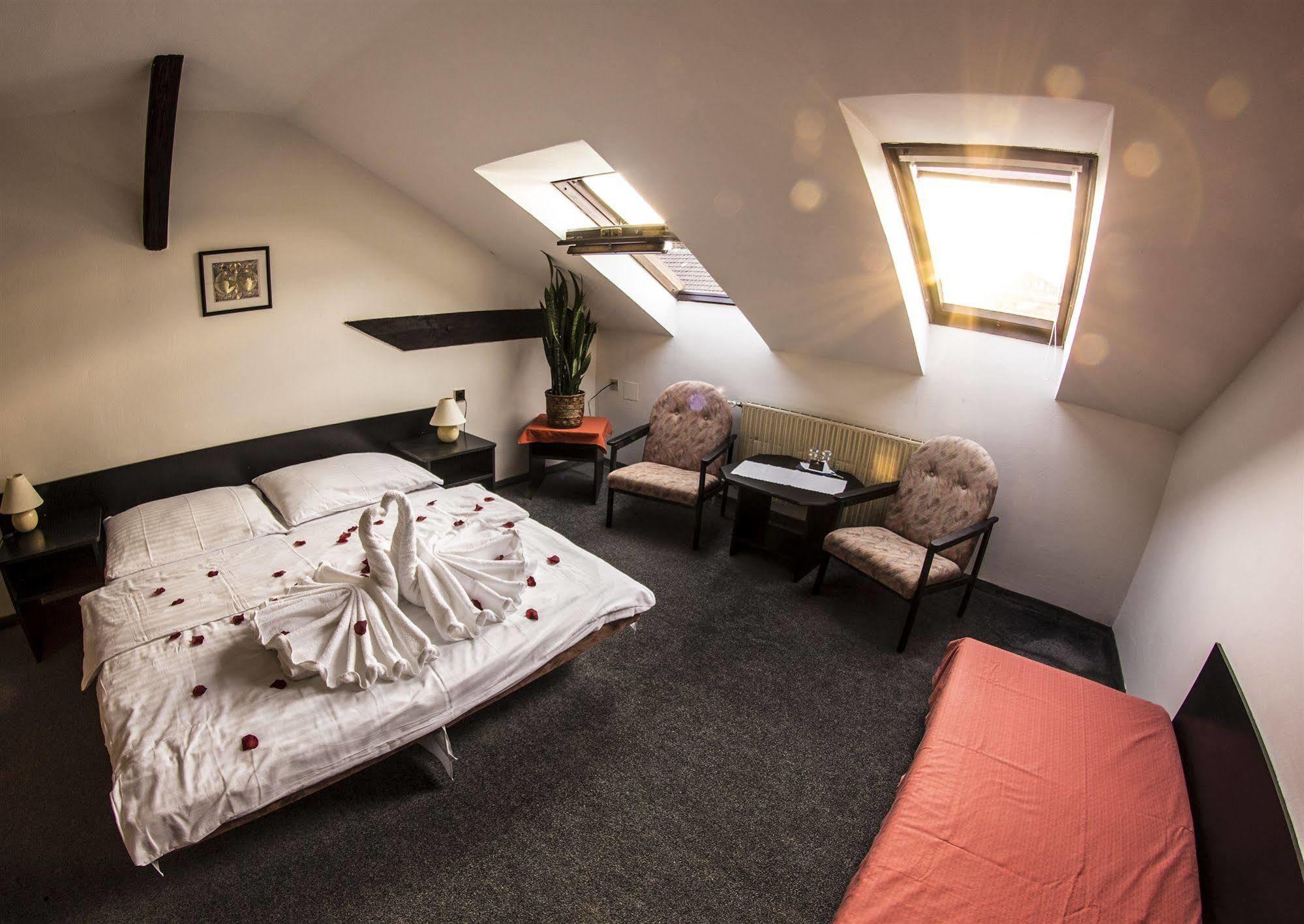 ברנו Hotel Pyramida מראה חיצוני תמונה